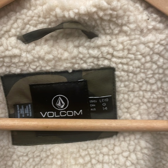 Volcom Camo jacket lined with terry inner liner.3/4 length. Size L. Never worn. - Picture 6 of 9